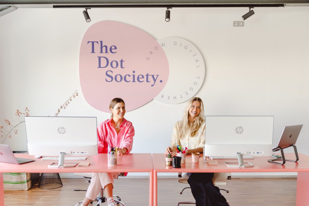 Céline Vermeulen en Caroline De Bruyn in de Antwerpse kantoren van het digitale agentschap © The Dot Society 