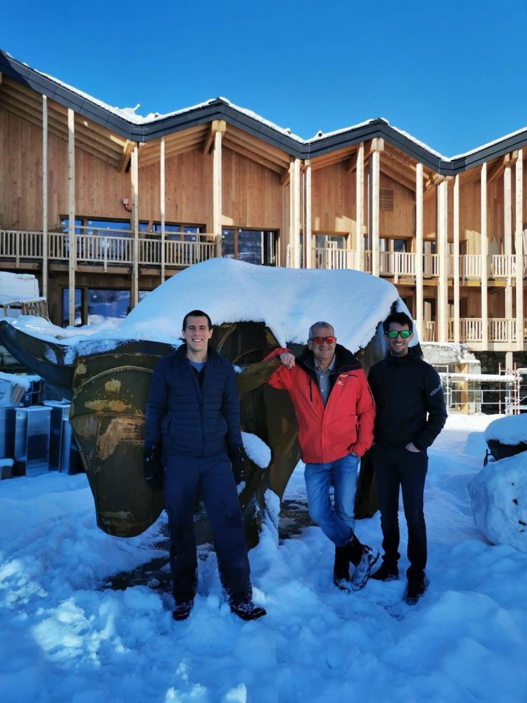 René Baudinet devant le Toré liégeois du Lodji en compagnie de ses deux fils, Laurent et Pierre