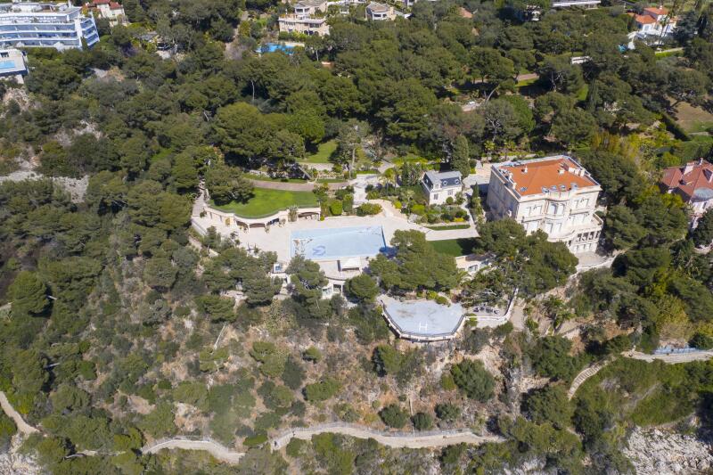 Villa Maria Irina in Roquebrune-Cap-Martin is officieel eigendom van een oligarch van Russisch-Armeense afkomst. Maar het parket van Parijs, dat een bericht in Le Monde bevestigt, vermoedt dat een dochteronderneming van de Russische olie- en gasgigant Gazprom de echte begunstigde is. Het pand werd in 2010 gekocht voor €70 miljoen en zou nu €120 miljoen waard zijn.